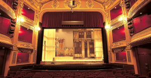 Imagen del escenario de un teatro
