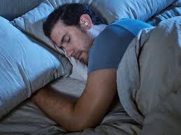 hombre durmiendo con auriculares