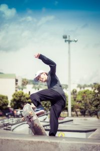 Joven en skate