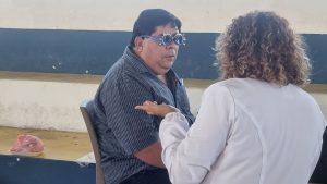 Paciente realizando varias pruebas visuales de la mano de una oftalmóloga.