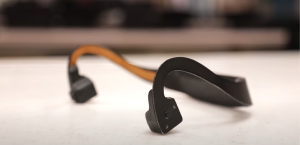 Dispositivo AiSee V2, es similar a unos auriculares bluetooth unidos por la parte trasera de la cabeza.