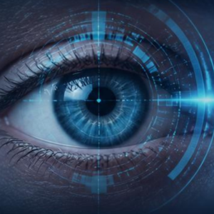 Plano detalle de un ojo azul con gráficos futuristas superpuestos.